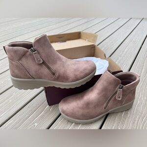 Skechers Ankle Boots w Air Cooled Memory Foam - Mushroom Color Size 10.